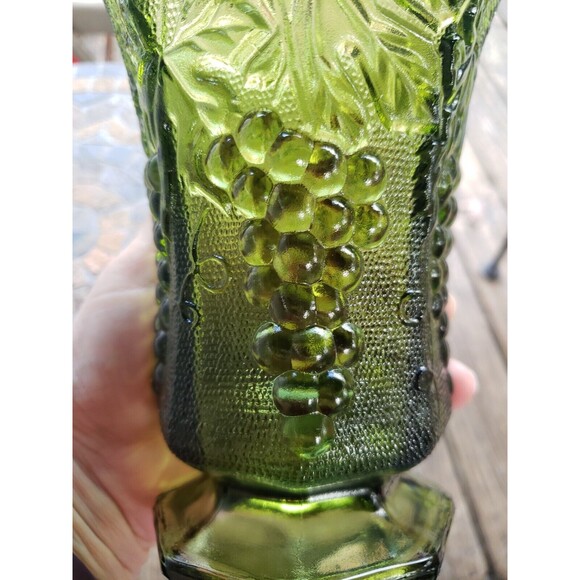 Vintage 1930’s-40’s Anchor Hocking Green Harvest Grape Pattern 8-Sided Wide Vase - Picture 6 of 7